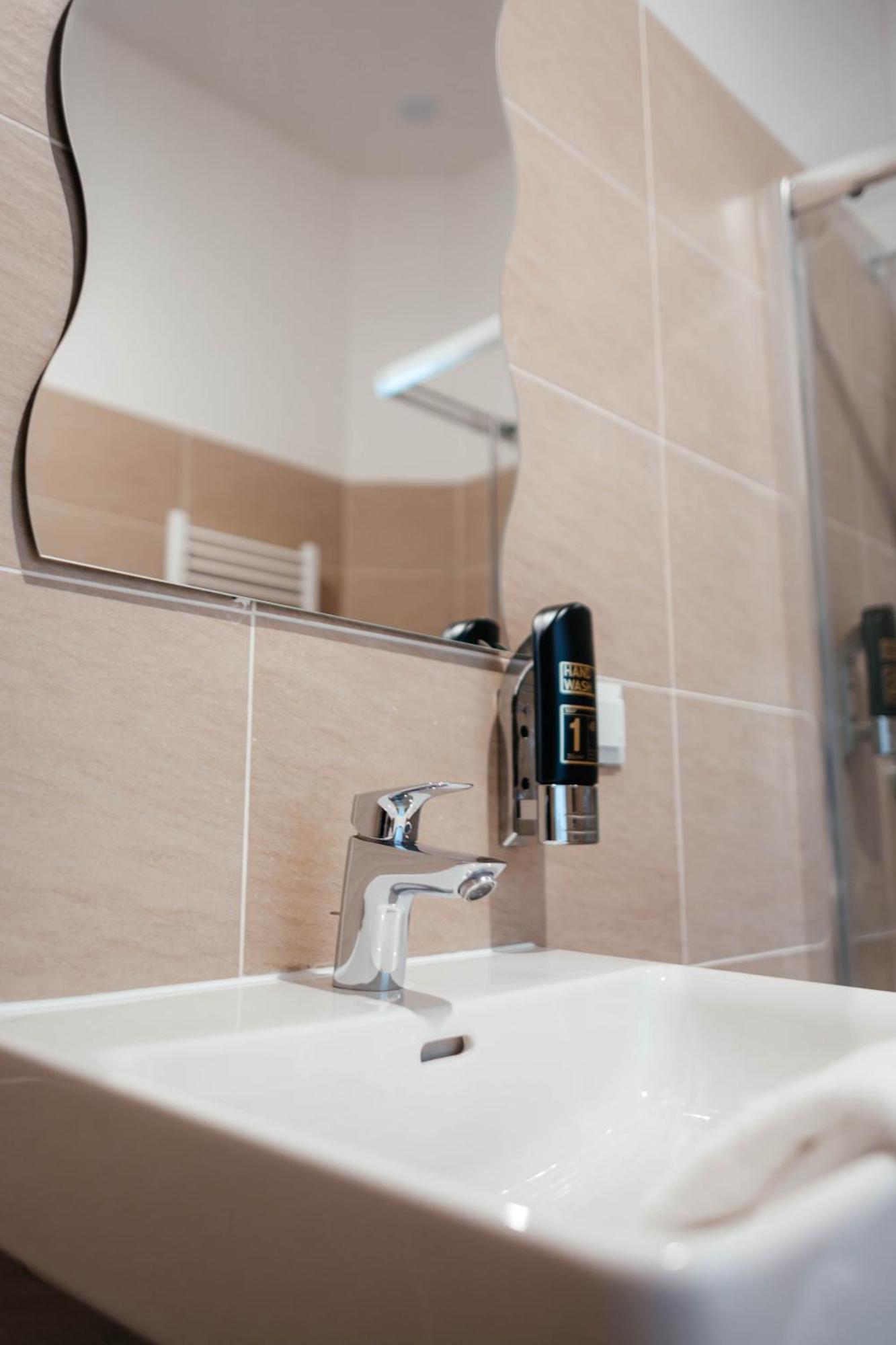 Lax Apartments Wina Bagian luar foto