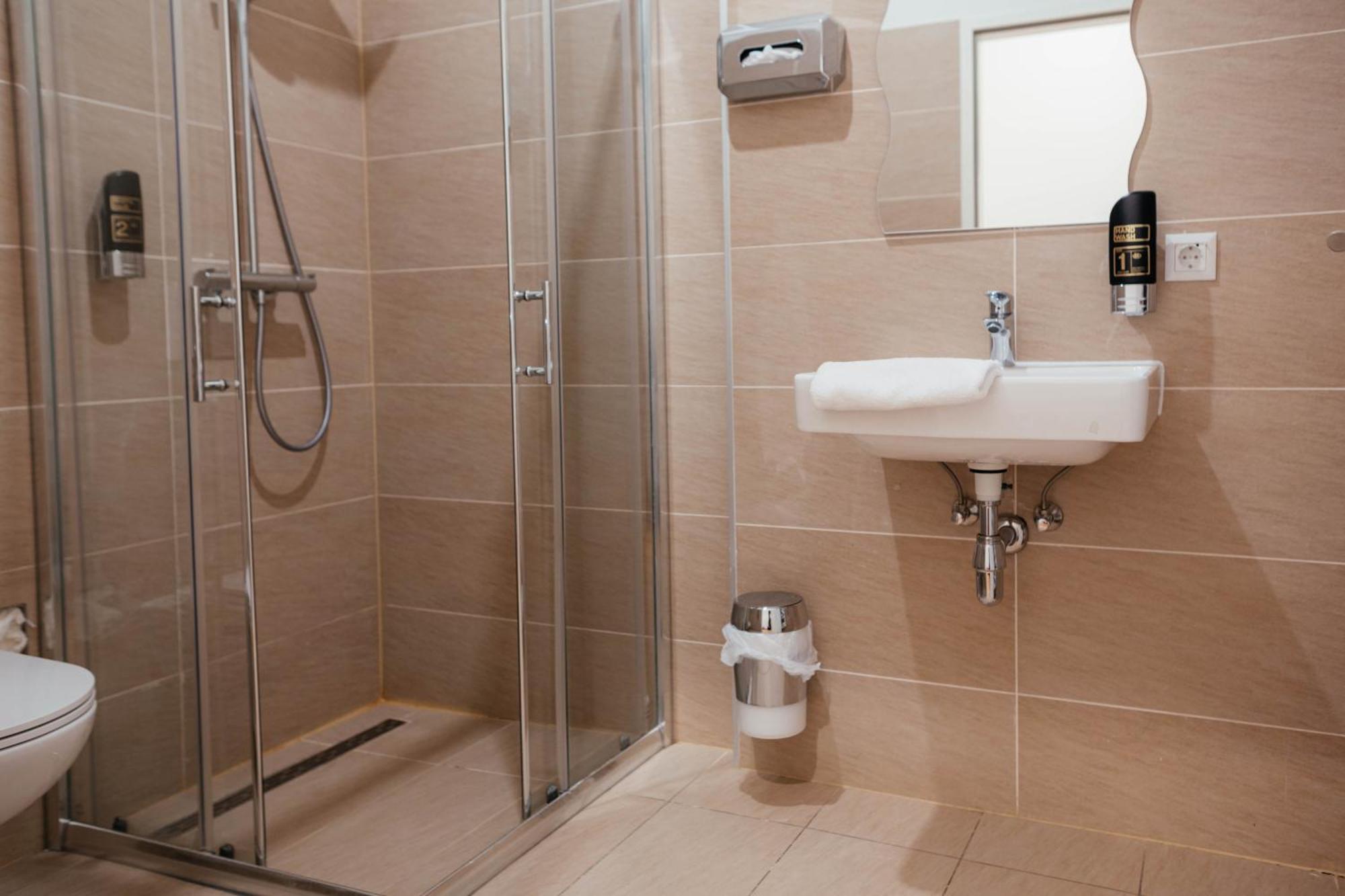 Lax Apartments Wina Bagian luar foto